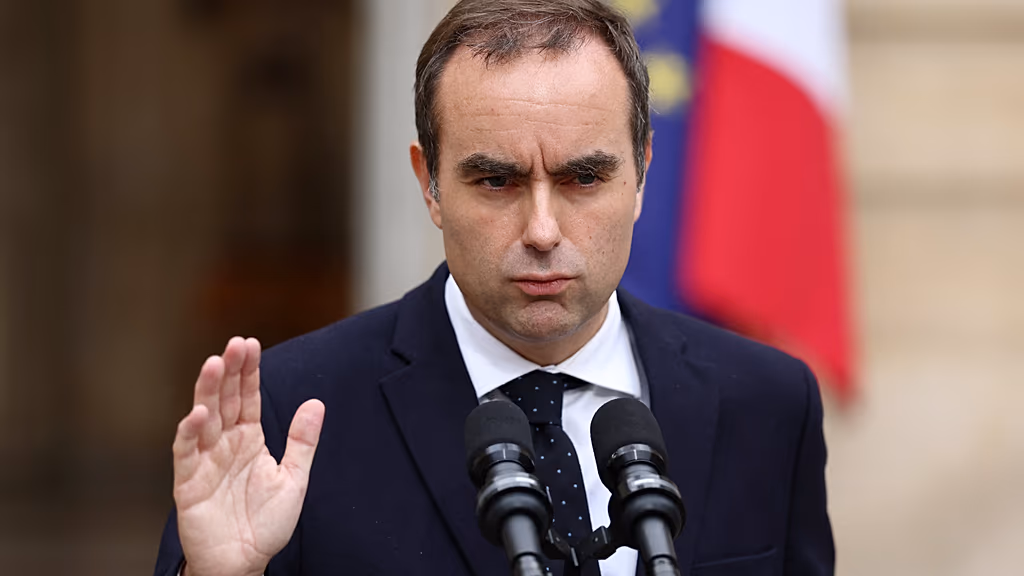 Bestand - Een microfoon staat opgesteld op de binnenplaats voor de verklaring van de aftredende Franse premier Sebastien Lecornu bij Hotel Matignon in Parijs. 6 okt. 2025