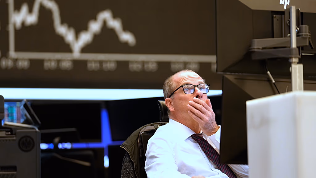 Bestand - Een handelaar zit op de beursvloer van de Frankfurtse effectenbeurs in Duitsland, woensdag 9 april 2025.