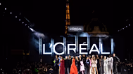 Bestand - Een model draagt een creatie voor de L'Oreal prêt-a-porter lente/zomer 2023-collectie, gepresenteerd in oktober 2022 in Parijs.