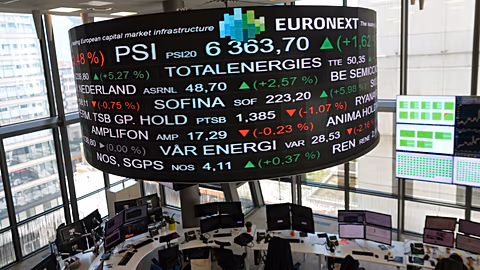 Bestand - Zicht op de marktbewakingsruimte van Euronext Frankrijk, dinsdag 8 april 2025, in het zakendistrict La Défense buiten Parijs. 